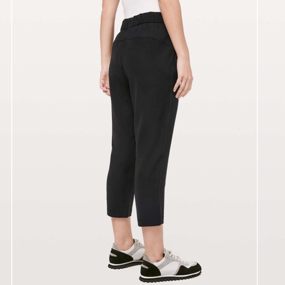 Lululemon On The Fly Crop *Woven 23"
Black 6 - Picture 2 of 8